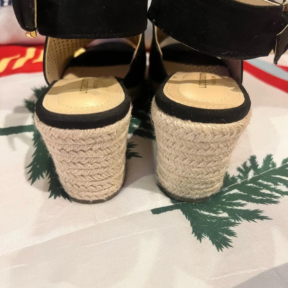 Liz Claiborne EUC Worn Once Size 7 Black Peep Toe Platform Sandals with Buckle - Picture 3 of 7